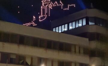 FOTO: Svetelná šhow dronov v Trenčíne bola ohrozená vetrom, nakoniec očarili celé mesto 