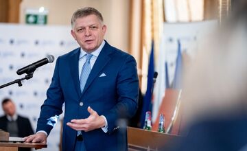 FOTO: Internet baví Američanka, ktorá sa nápadne podobá na premiéra Fica