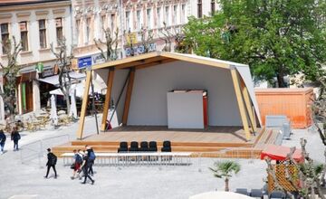 FOTO: Trenčania diskutujú, či nie je Mierové námestie krajšie bez pódia 