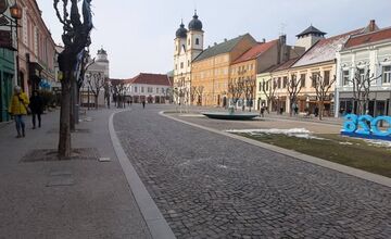 FOTO: Trenčania diskutujú, či nie je Mierové námestie krajšie bez pódia 