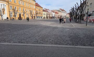 FOTO: Trenčania diskutujú, či nie je Mierové námestie krajšie bez pódia 