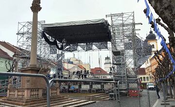 FOTO: Trenčania diskutujú, či nie je Mierové námestie krajšie bez pódia 