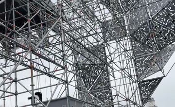 FOTO: Trenčania diskutujú, či nie je Mierové námestie krajšie bez pódia 