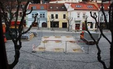 FOTO: Trenčania diskutujú, či nie je Mierové námestie krajšie bez pódia 