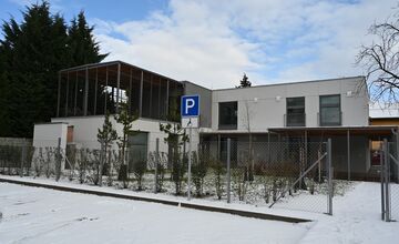 FOTO: Chátrajúci internát v Trenčíne sa zmenil na moderné centrum pomoci