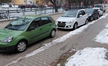 FOTO: Stará Turá upozorňuje vodičov na nebezpečné parkovanie