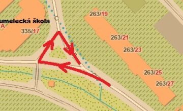 FOTO: Stará Turá upozorňuje vodičov na nebezpečné parkovanie