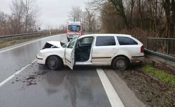 FOTO: Hasiči z Púchova zasahovali pri dopravnej nehode 