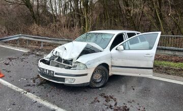 FOTO: Hasiči z Púchova zasahovali pri dopravnej nehode 