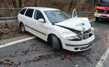 FOTO: Hasiči z Púchova zasahovali pri dopravnej nehode 