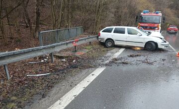 FOTO: Hasiči z Púchova zasahovali pri dopravnej nehode 
