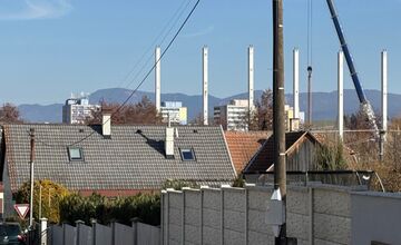 FOTO: Výstavba skladu v blízkosti rodinných domov rozdelila Bánovčanov