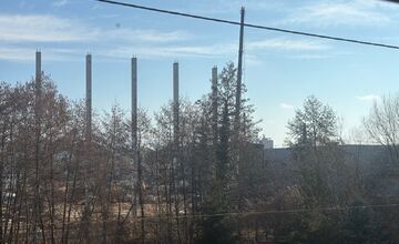 FOTO: Výstavba skladu v blízkosti rodinných domov rozdelila Bánovčanov