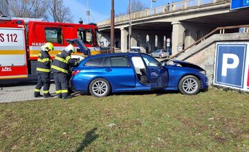 FOTO: Hasiči zasahovali pri dopravnej nehode v Trenčíne