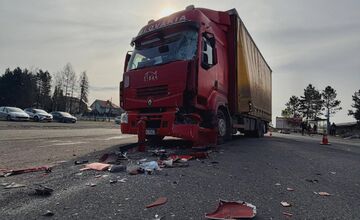 FOTO: Nehoda nákladného auta a dodávky