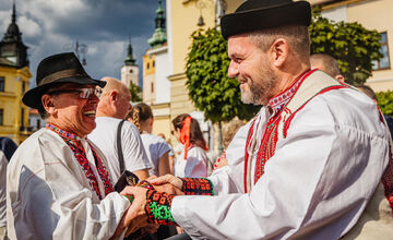FOTO: Slovenskí politici sa radi obliekajú tradične, nie vždy to dopadne dobre
