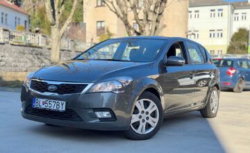 FOTO: Štát predáva autá. Fabie za pár stoviek aj drahšie Kie