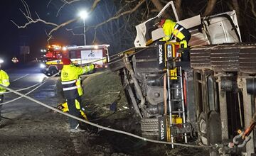 FOTO: Vodič neprežil náraz do stromu pred návratom do Handlovej 