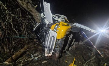 FOTO: Vodič neprežil náraz do stromu pred návratom do Handlovej 