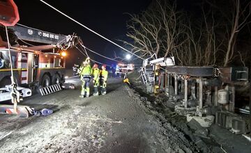 FOTO: Vodič neprežil náraz do stromu pred návratom do Handlovej 
