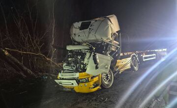 FOTO: Vodič neprežil náraz do stromu pred návratom do Handlovej 