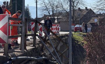 FOTO: Zrútila sa časť mostu v Opatovciach nad Nitrou 