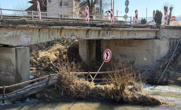 FOTO: Zrútila sa časť mostu v Opatovciach nad Nitrou 