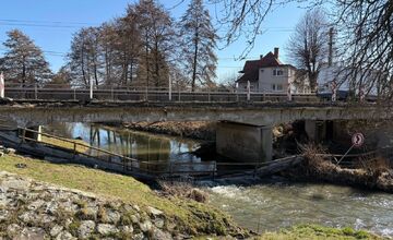 FOTO: Zrútila sa časť mostu v Opatovciach nad Nitrou 
