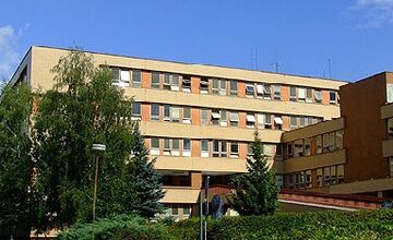 FOTO: DO Považskobystrickej nemocnice sa nedalo kvôli krádeži káblov dva týždne dovolať 