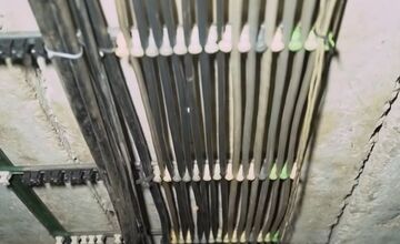 FOTO: DO Považskobystrickej nemocnice sa nedalo kvôli krádeži káblov dva týždne dovolať 