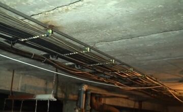 FOTO: DO Považskobystrickej nemocnice sa nedalo kvôli krádeži káblov dva týždne dovolať 