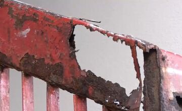 FOTO: Zábradlie zostáva v dezolátnom stave, predstavitelia mesta v Považskej sa majú stretnúť so súkromnou spoločnosťou