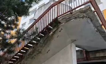 FOTO: Zábradlie zostáva v dezolátnom stave, predstavitelia mesta v Považskej sa majú stretnúť so súkromnou spoločnosťou