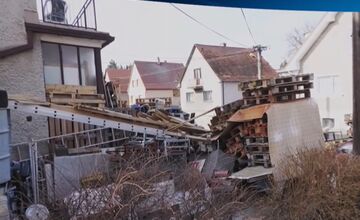 FOTO: Muž hromadí na svojom pozemku odpad, susedia sú zúfalí 