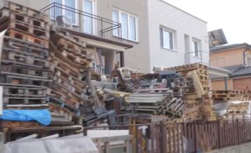 FOTO: Muž hromadí na svojom pozemku odpad, susedia sú zúfalí 