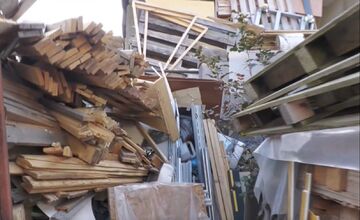 FOTO: Muž hromadí na svojom pozemku odpad, susedia sú zúfalí 