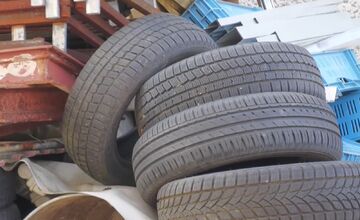 FOTO: Muž hromadí na svojom pozemku odpad, susedia sú zúfalí 