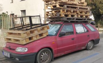 FOTO: Muž hromadí na svojom pozemku odpad, susedia sú zúfalí 