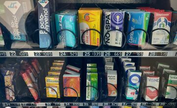 FOTO: Novomešťanom sa novinka v podobe liekomatu v meste páči 