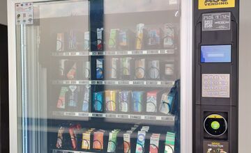 FOTO: Novomešťanom sa novinka v podobe liekomatu v meste páči 