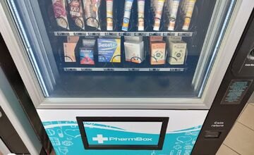 FOTO: Novomešťanom sa novinka v podobe liekomatu v meste páči 