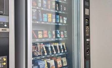 FOTO: Novomešťanom sa novinka v podobe liekomatu v meste páči 