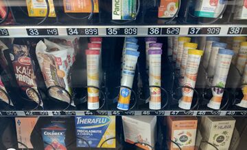 FOTO: Novomešťanom sa novinka v podobe liekomatu v meste páči 