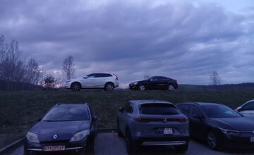 FOTO: Na ostrove v Trenčíne upozorňujú na nebezpečné parkovanie vodičov 