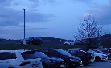 FOTO: Na ostrove v Trenčíne upozorňujú na nebezpečné parkovanie vodičov 