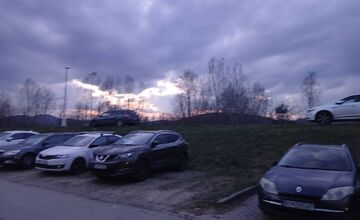 FOTO: Na ostrove v Trenčíne upozorňujú na nebezpečné parkovanie vodičov 