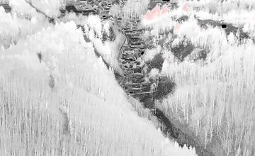 FOTO: Požiar lesa pri Dolnej Maríkovej zamestnal desiatky hasičov