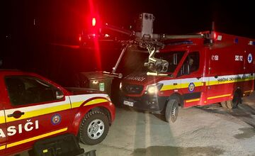 FOTO: Požiar lesa pri Dolnej Maríkovej zamestnal desiatky hasičov