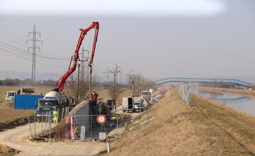 FOTO: Práce na cyklomagistrále medzi Nemšovou a Trenčínom napredujú rýchlym tempom 