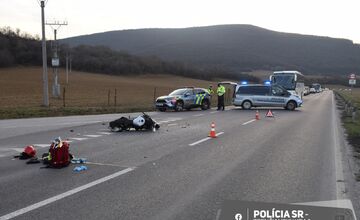 FOTO: Polícia rieši nehodu medzi Bzincami a Novým Mestom nad Váhom